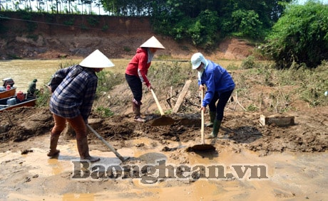 Công nhân đường bộ tu sửa các đoạn đường bị ngập lụt ở huyện Nghĩa Đàn