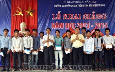 Tổng Công ty công trình Giao thông 4 trao tặng học bổng cho học sinh trường CĐ giảo thông Miền Trung.