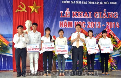  Ngân hàng Công thương Việt nam – Chi nhánh Nghệ An trao tặng học bổng