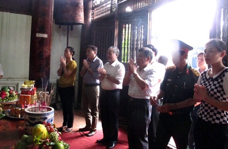 Đại diện các ban ngành cùng đông đảo nhân dân thắp hương tại đại lễ.
