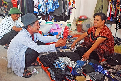 Mua bán trong chợ mới Diễn Bích
