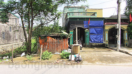 Ngôi nhà của ông Viên đã được UBND huyện Hưng Nguyên cấp giấy chứng nhận QSDĐ (vùng đất trũng ông Viên đang khiếu nại nằm bên trái)