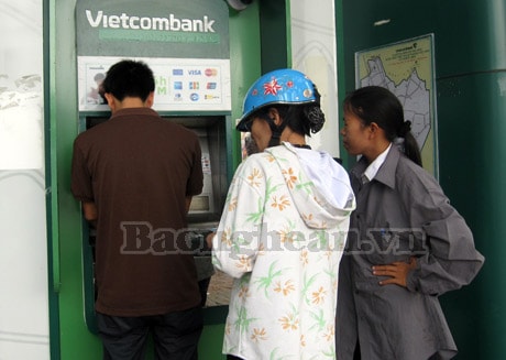 Sáng 24/9, cả 3 máy ATM của Ngân hàng Vietcombank khu vực Đài PTTH Nghệ An gặp sự cố