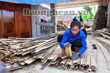 Nghề đan lát ở xóm giáo toàn tòng Đà Lam (Đà Sơn - Đô Lương). Ảnh: Thanh Lê