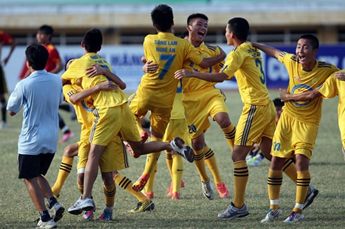 Các cầu thủ SLNA tại Giải bóng đá U19 QG – Cúp Tôn Hoa Sen 2013. Ảnh: TTVN