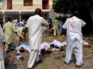 Hiện trường vụ đánh bom ở Peshawar. (Nguồn: AFP/TTXVN)