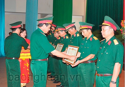 Thiếu tướng Võ Văn Việt, Bí thư Đảng ủy, Chính ủy Quân khu tặng Bằng khen cho các tập thể đạt thành tích xuất sắc trong thực hiện Nghị quyết 152 trong 10 năm qua.