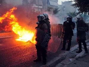 Xung đột giữa cảnh sát và những người biểu tình ở Athens. (Nguồn: AFP/TTXVN)