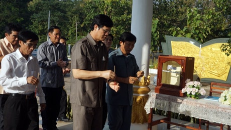 Đoàn đại biểu tỉnh Nghệ An dâng hương tưởng niệm các liệt sĩ tại Di tích liên quân Lào- Việt chiến đấu bảo vệ Viêng Chăn.