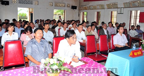 Cử tri thị xã Hoàng Mai nghe ĐBQH báo cáo.