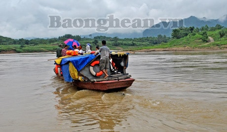 Đò chở đầy người và phương tiện.