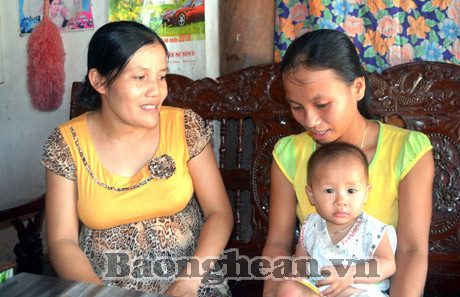Chị Lương Thị Huế (bên trái) trao đổi với chị Phạm Thị Hằng, xóm 8 về phát huy vốn vay của hội.