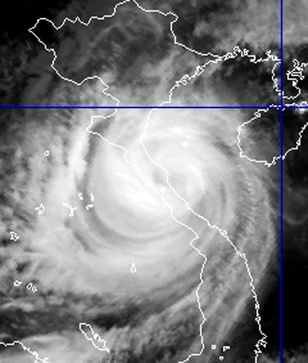 Ảnh chụp mây vệ tinh thời điểm bão bắt đầu đổ bộ vào đất liền- Nguồn: Trung tâm dự báo khí tượng – thủy văn trung ương