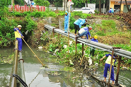 Tổ nạo vét Kênh Bắc của đội quản lý thoát nước (Công ty CP quản lý và Phát triển hạ tầng đô thị Vinh) khơi thông dòng chảy đoạn giao cắt đại lộ Lê Nin và đường Nguyễn Sỹ Sách nhằm tránh lụt cục bộ