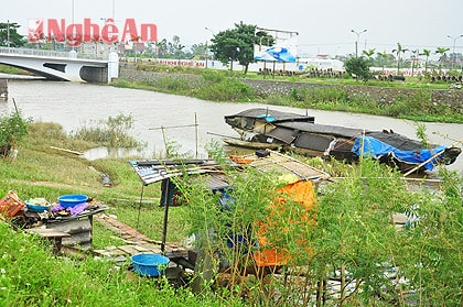 Làng nôốc tại sông Cửa Tiền (đoạn gần chợ Vinh) áp sát bờ để tránh bão số 10