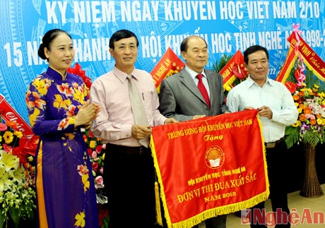 Hội khuyến học tỉnh nhận Cờ thi đua xuất sắc của UBND tỉnh.