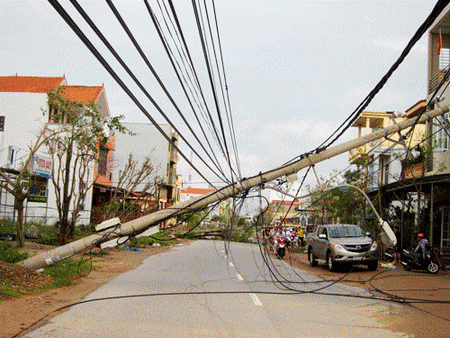 Trụ điện bị đổ trên đường phố Quảng Bình