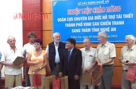 Lãnh đạo Sở xây dựng trao quà lưu niệm cho các chuyên gia.