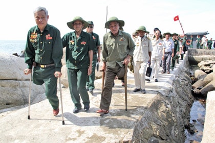 Đoàn CCB Hội chiến sĩ cách mạng bị địch bắt, tù đày tỉnh Nghệ An thăm Đảo Mắt (ngày 14/8/2013).