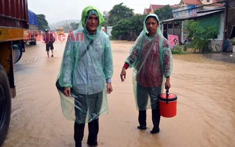 Nhiều hành khách bất chấp nguy hiểm, xuống xe để tìm cách lội bộ qua các điểm ngập nước