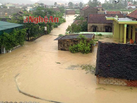 Khối 19, phường Quỳnh Vinh (TX. Hoàng Mai) bị ngập sâu. Ảnh: PLVN