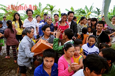 Những ánh mắt đau đáu, những cánh tay kêu cứu từ vùng lũ Hoàng Mai.