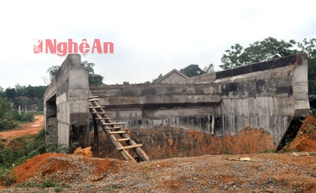 Cầu Khe Dâu trên tuyến Nghĩa Hành - Phú Sơn (Tân Kỳ) thi công dở dang.