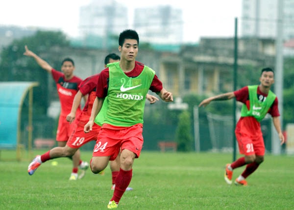 Văn Bình (24) là một lựa chọn không tồi của HLV Văn Sỹ khi Tấn Tài vắng mặt vì chấn thương. Ảnh: Quang Thái