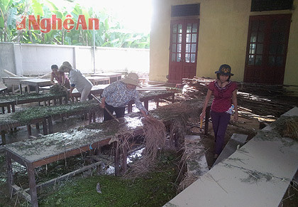 Các giáo viên dọn dẹp phòng học ở Trường Tiểu học Quỳnh Dỵ