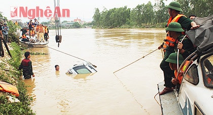 Lực lượng vũ trang trực tiếp tìm kiếm, cứu hộ thi thể ông Nguyễn Tài Dũng- Phó giám đốc Sở công thương và chiếc xe