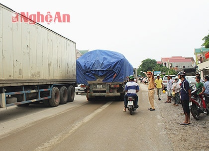 Lực lượng CSGT phân luồng, chỉ dẫn giao thông trên tuyến 1A hợp lý, an toàn