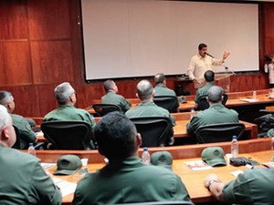 Tổng thống Maduro phát biểu tại trụ sở Bộ tổng tư lệnh quân cảnh hôm 2/10. (Nguồn: AVN)