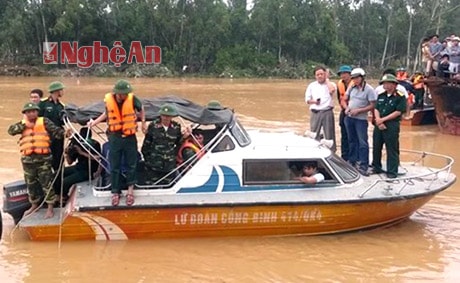 Lực lượng cứu hộ Lữ đoàn Công binh 414 tham gia tìm kiếm chiếc xe của Sở Công thương Nghệ An bị lũ cuốn trôi tại thị xã Hoàng Mai