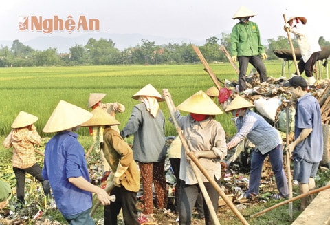 Anh Lưu (ngoài cùng, phải sang) cùng bà con Hưng Châu ra quân thu gom rác thải trên địa bàn.