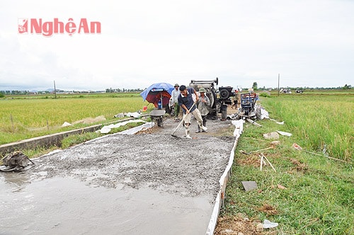 Nhân dân xóm Phong Phú hoàn thành tuyến đường nội đồng.