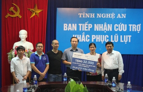 Đồng chí Nguyễn Xuân Đường, Chủ tịch UBND tỉnh chứng kiến lễ tiếp nhận