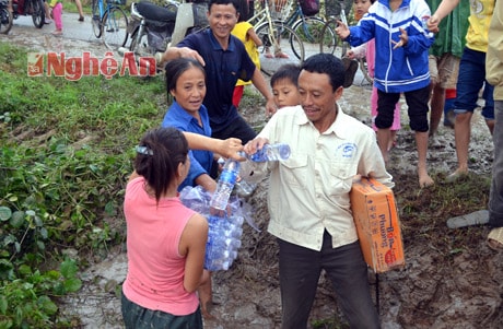 Người dân thị xã Hoàng Mai tiếp nhận hàng cứu trợ trong trận lũ vừa qua. Ảnh: Nguyên Khoa.