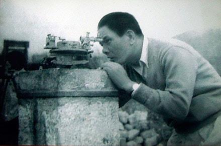 GS. Nguyễn Xiển đang quan sát qua máy quan trắc biển, năm 1937. Ảnh tư liệu