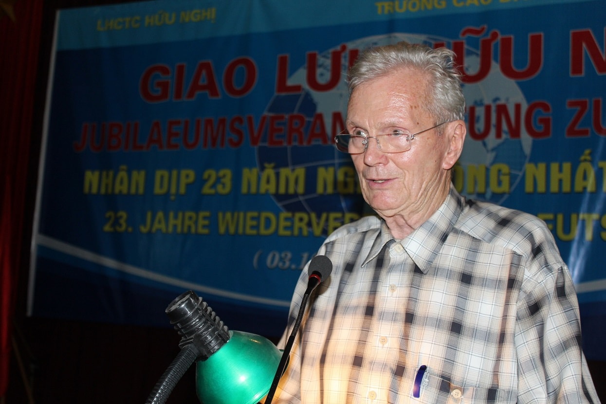 Ông Peter Liebe- Trưởng đoàn cựu chuyên gia Đức phát biểu tại cuộc giao lưu.
