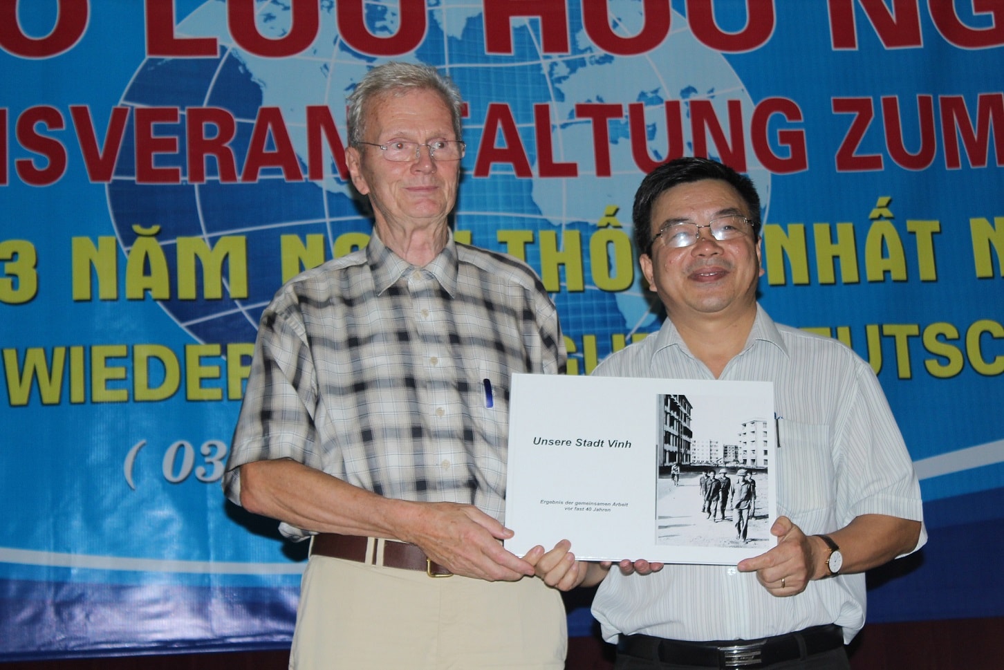 Đoàn cựu chuyên gia Đức trao tặng lãnh đạo thành phố tập ảnh lưu niệm chụp ở Tp Vinh cách đây gần 40 năm.