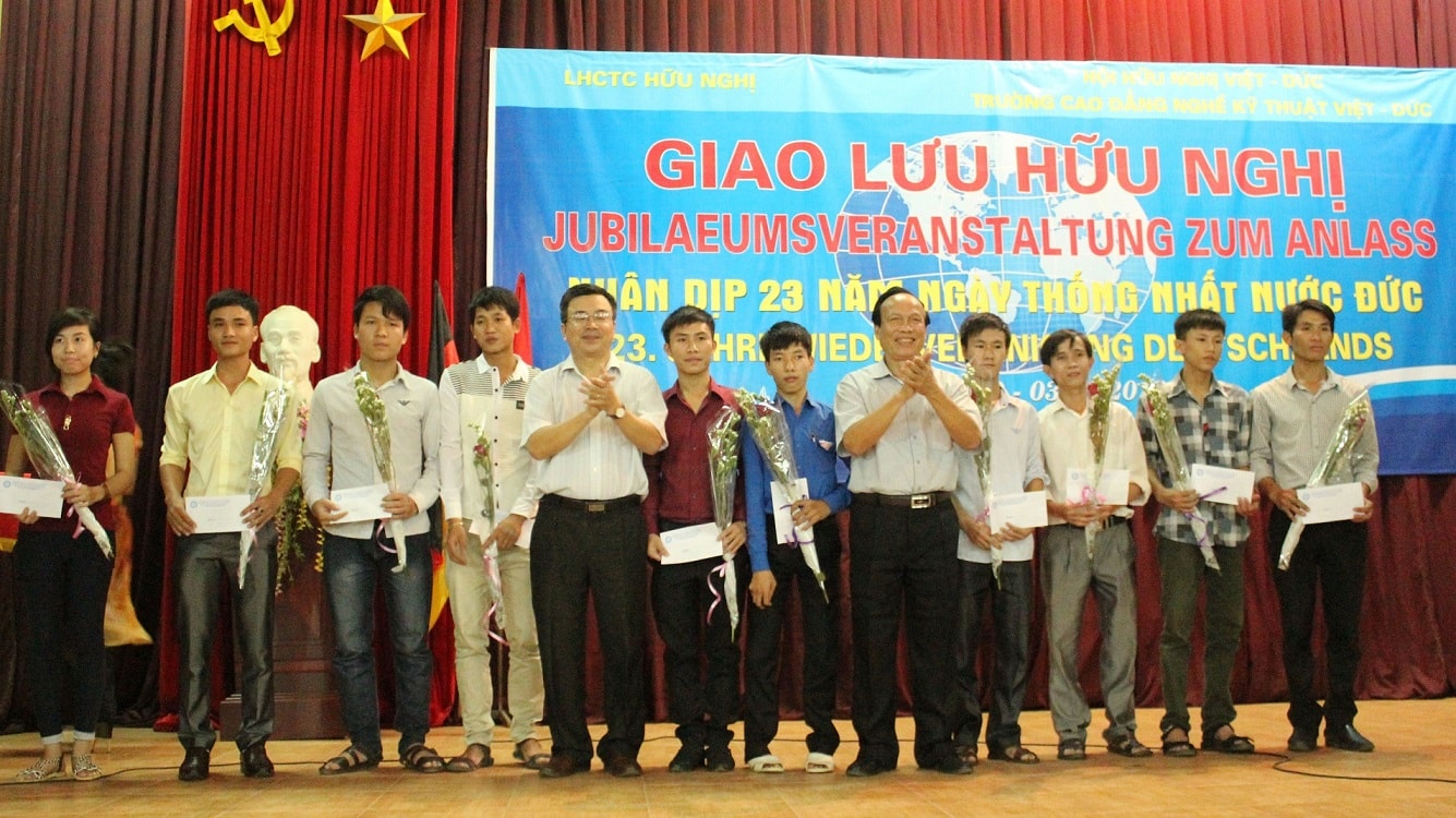 Liên hiệp các hội hữu nghị tặng quà cho 10 SV, HS trường CĐ nghề kỹ thuật Việt-Đức.