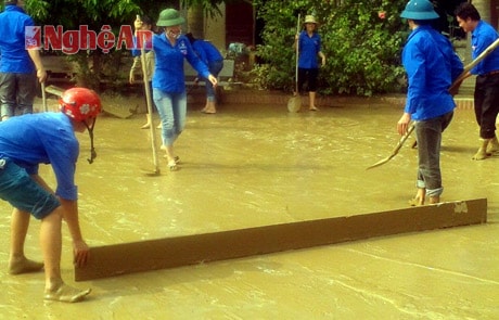 Đoàn viên thanh niên huyện Quỳnh Lưu giúp đỡ các trường học trên địa bàn thị xã Hoàng Mai khắc phục thiên tai. 