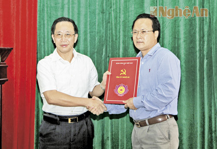 Đồng chí Trần Hồng Châu trao Quyết định cho đồng chí Nguyễn Nam Đình.