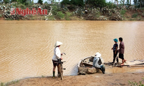 Chiếc cầu phao bắc qua sông Hoàng Mai ở xóm 5, xã Quỳnh Trang đã bị lũ cuốn trôi.