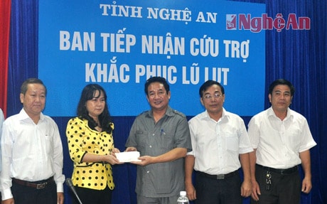 Đồng chí Võ Thị Hồng Anh – PCT UBND thành phố Cần Thơ trao 100 triệu đồng cho Ban tiếp  nhận cứu trợ tỉnh Nghệ An.