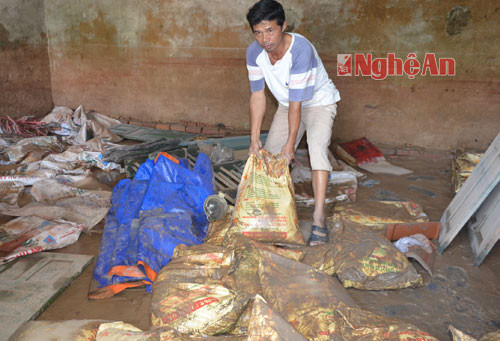 Cửa hàng vật tư nông nghiệp ở phường Quỳnh Thiện bị ngập lút mái, toàn bộ vật phân bón, vật tư bị hỏng hoàn toàn.