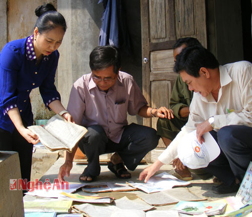 Đồng chí Đinh Thị Lệ Thanh, Phó chủ tịch UBND tỉnh thăm hỏi, động viên bà con vùng lũ xã Quỳnh Vinh.