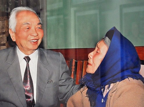 Ông dành nhiều thời gian thăm hỏi các gia đình có công với cách mạng. Trong ảnh, Đại tướng hỏi thăm sức khỏe bà Nguyễn Thị Vĩnh (thọ 108 tuổi) ở Vĩnh Yên (Vĩnh Phúc) năm 1996.
