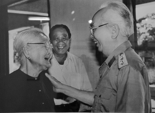 Đại tướng và mẹ Việt Nam anh hùng Võ Thị Hồi năm 1996.