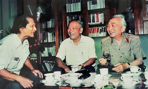 Ông trò chuyện với người lính chăn ngựa (Nguyễn Hùng) của chiến khu Việt Bắc năm xưa.